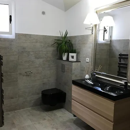 Ensoleillee A Avec Piscine Privee