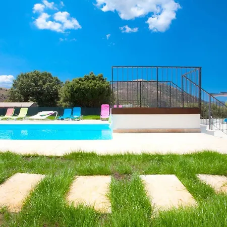 Ensoleillee A Avec Piscine Privee Pietralba